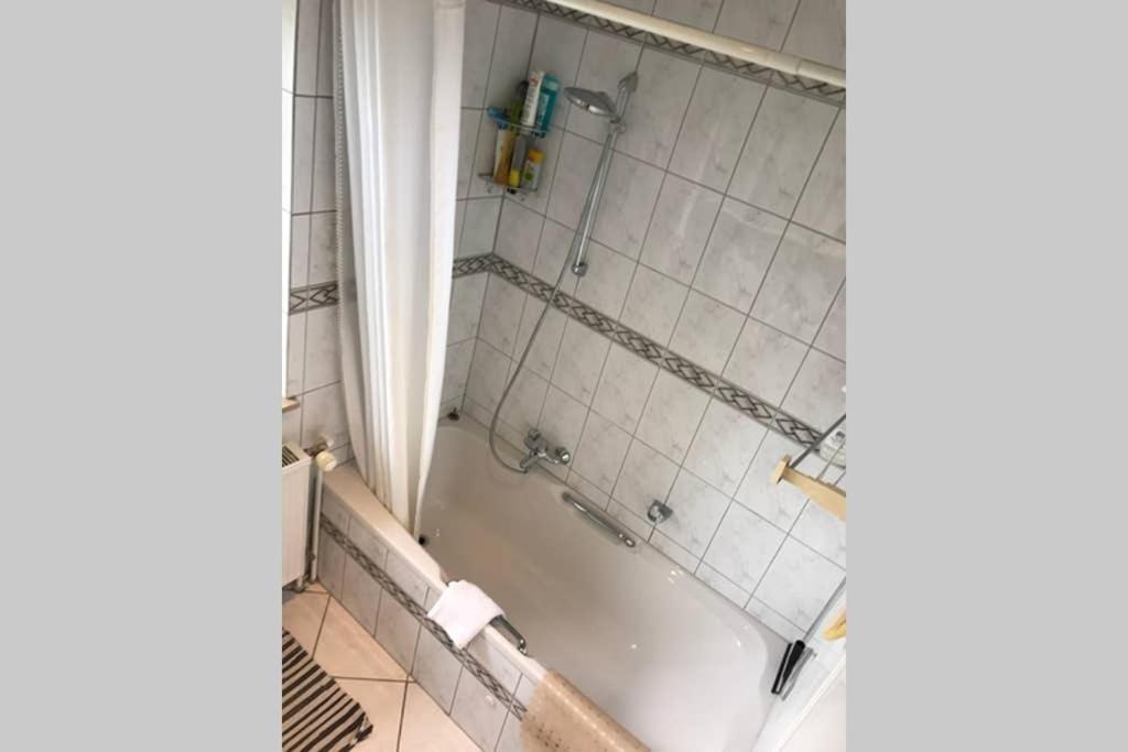 Bahnhofsnahe, Ruhige Und Sonnige 2 Zimmerwohnung Im Dichterviertel วิสบาเดน ภายนอก รูปภาพ